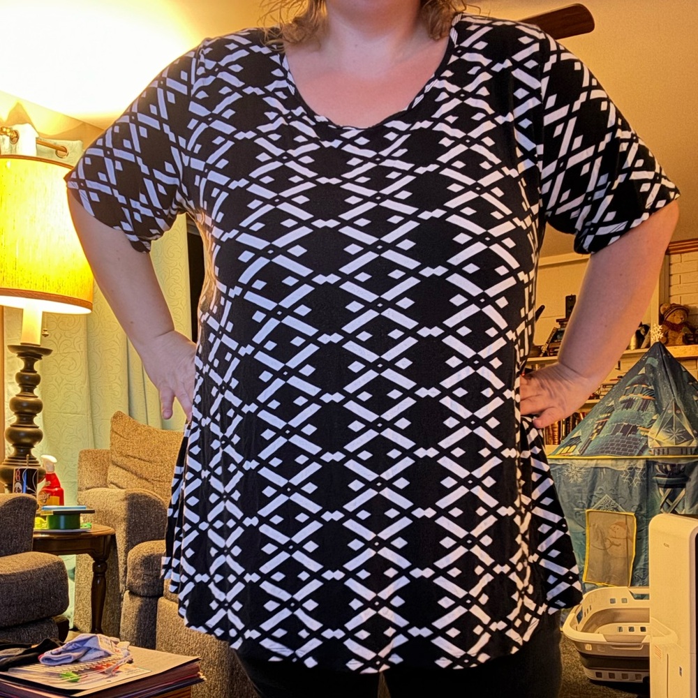 LuLaRoe Black and White Patterned Short Sleeve Top